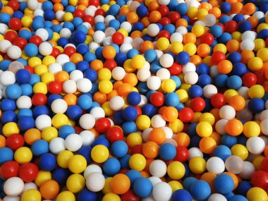 Soyut photogeaphy. Bir çocuk oyun alanı üzerinde çok renkli plastik toplar. Ağustos, 2018