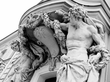 Moskova'da Mira Prospekt antik yapı (19. yüzyıl) atlantes. Mayıs, 2019