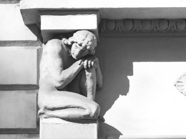 Moskova'nın merkezindeki eski binanın girişinde dekoratif bir heykel. Çekim Temmuz 2019'da çekildi. B&W