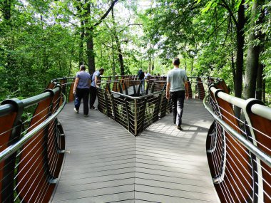 Moskova 'daki Park VDNH' de Ekolojik Yol. Eylül 2020.