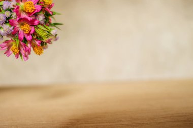 Üst Tarafta Yuvarlak Buket ile Boş Alan