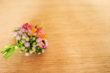 Menekşe ve Pembe Buket