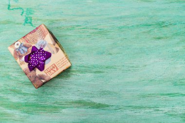 Yeşil Ahşap Tahta üzerinde Kahverengi Hediye Kutusu