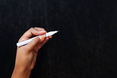 Karanlıkta Beyaz Marker Tutma