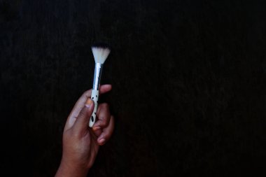 Karanlıkta Makyaj Fırçası Tutmak