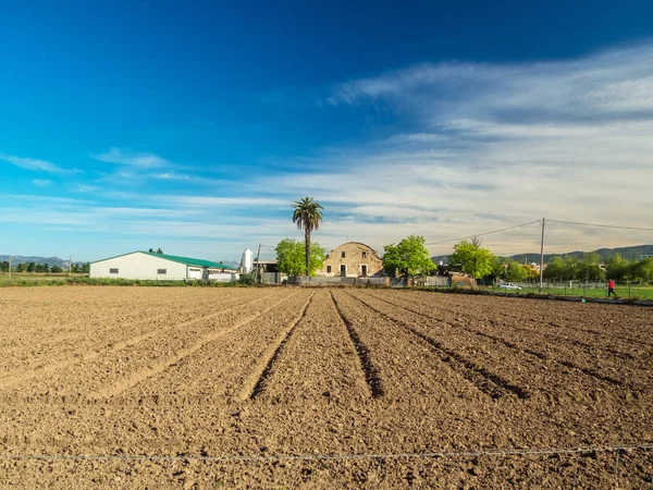 Geploegd Veld Achtergrond Een Boerderij Landhuis Prat Llobregat — Stockfoto