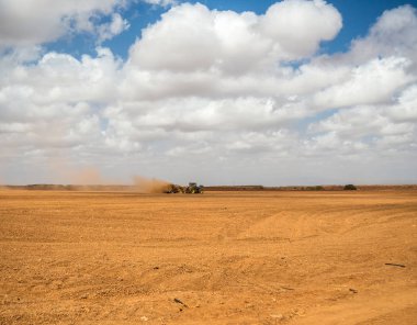 Cartagena alan topraklarda çiftçilik traktör