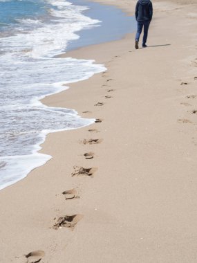 Ayak izleri bir kişi sessizce sahilde yürüyüş ve iyi bir gün zevk