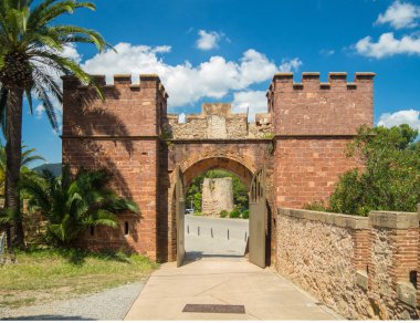 Castelldefels Castle. Kalenin bir çok turistik yer Barselona parçası fotoğrafı