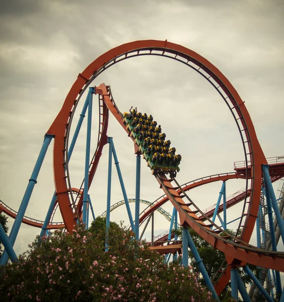 Tarragona, Katalonya 'da bir eğlence parkında roller coaster