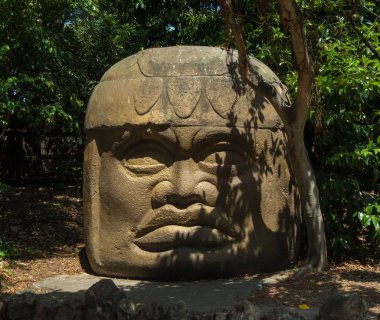 Bu antik İmparatorluğu tipik bir Maya yüz heykeli