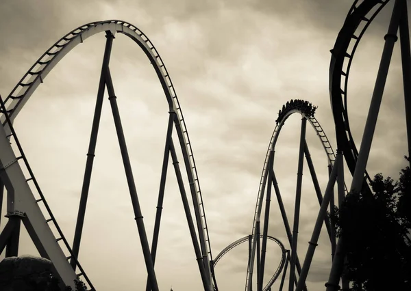 bir eğlence parkı için karşılık gelen ana tema olarak bir roller coaster ile manzara
