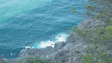 Uçurumdan kayaların üzerinde çökmesini dalgaları ile hava