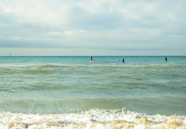 Människor Som Utövar Paddla Surfa Stranden Castelldelfels Barcelona — Stockfoto