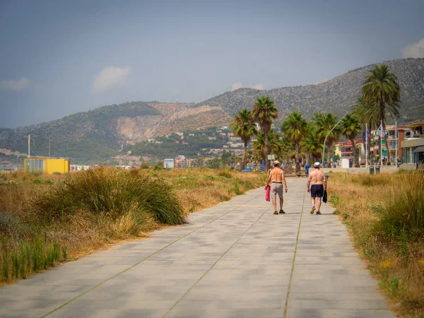 Camine Hasta Playa Castelldefels Donde Puede Ver Par Personas Mayores — Foto de Stock