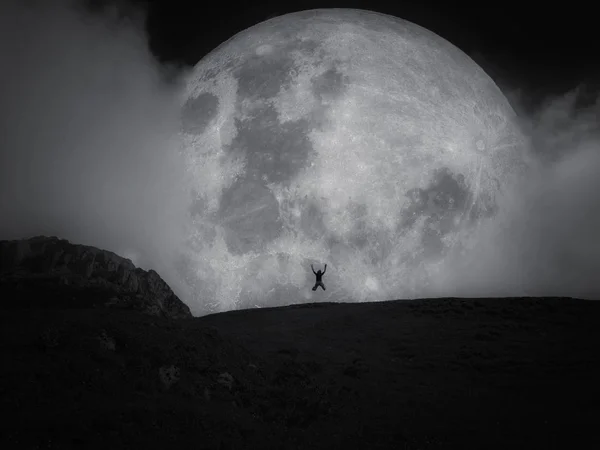 Dolunay atlamak bir zafer yapma bir mutlu ve mutlu insan silüeti