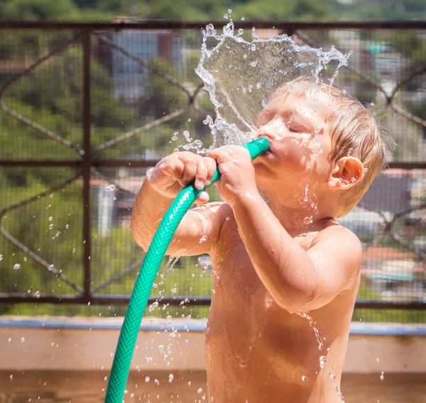 Enfant Jouant Refroidissant Chaleur Avec Eau Avec Tuyau Photo De Stock