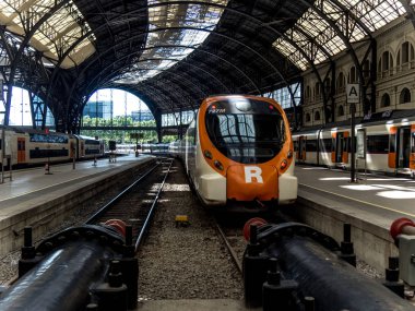 Barcelona, İspanya - 18 Kasım 2018: Tren İstasyonu Barcelona, bilinen parçası turistik