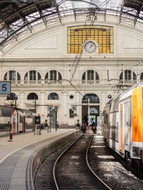 Barcelona, İspanya - 18 Kasım 2018: Tren İstasyonu Barcelona, bilinen parçası turistik