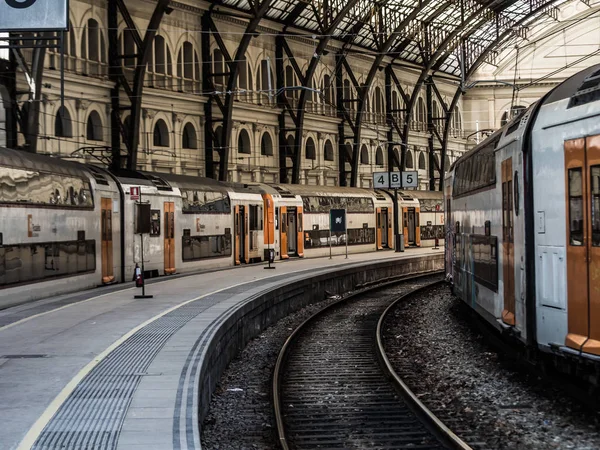 Barcelona, İspanya - 18 Kasım 2018: Tren İstasyonu Barcelona, bilinen parçası turistik
