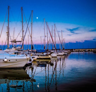 Castelldefels bağlantı noktası batımında tekne. Huzur ortamı için teknelerin yansımaları görebilirsiniz. Bağlantı noktası Ginesta limanıdır
