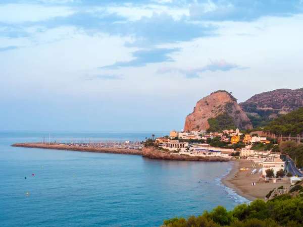 Gün doğumunda Garraf plajı