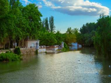 Rio Tajo Aranjuez tarafından prensin bahçesinin yanında; İspanya'nın en güzel bahçelerinden biri