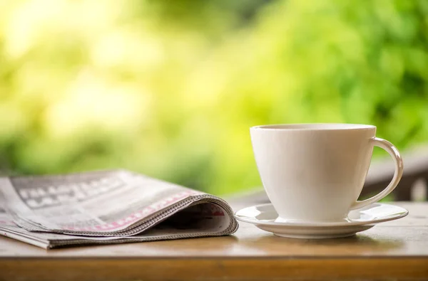 Guten Morgen Kaffeetasse Mit Zeitung Über Die Natur Grünen Hintergrund — Stockfoto