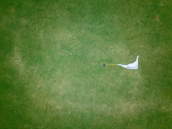 高尔夫球场中带有旗帜的高尔夫球洞鸟瞰图 空中鸟瞰飞行无人机 — 图库照片
