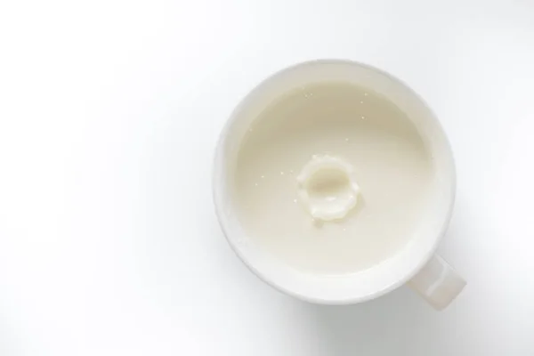 Ovanifrån Med Glas Mjölk Med Krusningar Droppar Isolerade Vit Bakgrund — Stockfoto