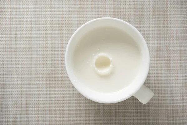 波紋滴とガラスのミルクの平面図 — ストック写真