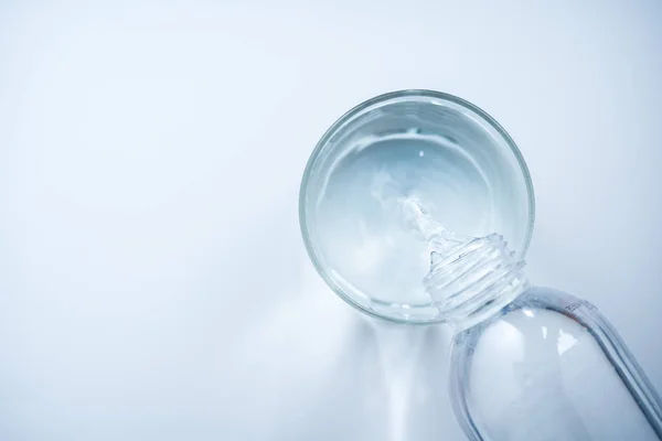 Wlewanie Wody Butelki Szkła Białym Tle — Zdjęcie stockowe