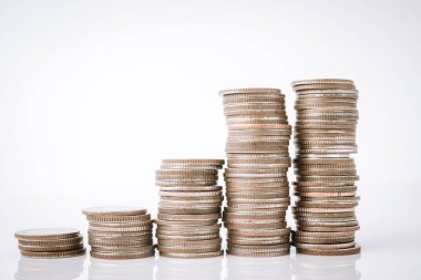 Beyaz arka plan üzerinde para sikke yığını kaydetme