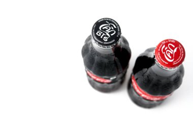 Bangkok, Tayland - 2 Eylül 2018: Coca-Cola iki şişe su damla beyaz arka plan üzerinde izole.