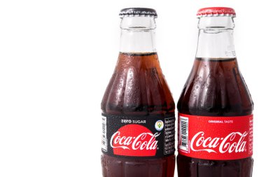 Bangkok, Tayland - 2 Eylül 2018: Coca-Cola iki şişe su damla beyaz arka plan üzerinde.