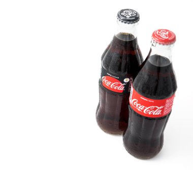 Bangkok, Tayland - 2 Eylül 2018: Coca-Cola iki şişe su damla beyaz arka plan üzerinde izole.