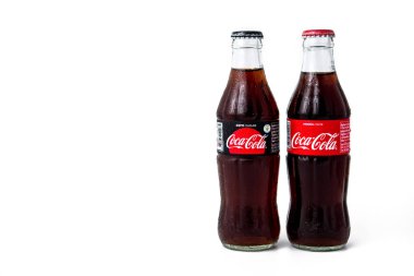 Bangkok, Tayland - 2 Eylül 2018: Coca-Cola iki şişe su damla beyaz arka plan üzerinde izole.