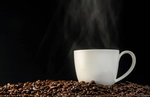 Tasse Café Avec Des Haricots Sur Fond Noir — Photo