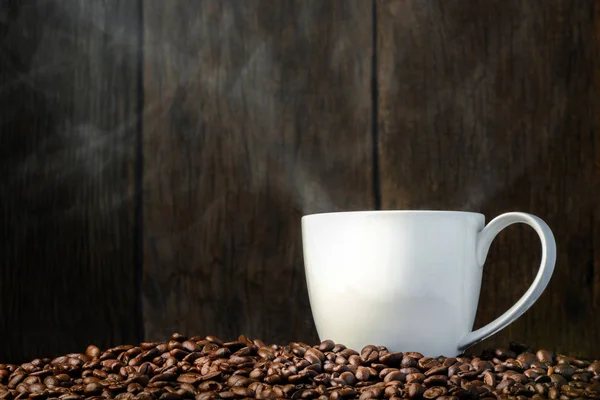 Taza Café Con Frijoles Sobre Fondo Madera —  Fotos de Stock