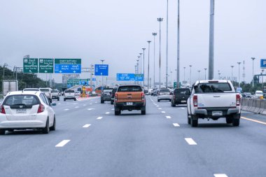 Bangkok, Tayland - 2018 9 Eylül - trafik Ramindra yol otobandan Ramkhamheang Road Bangkok, Tayland.