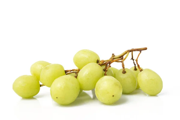Zielone Grona Winogron Izolowane Białym Tle — Zdjęcie stockowe