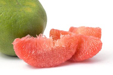 Beyaz arka plan üzerinde izole kırmızı pomelo hamuru meyve