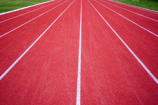 Λουρι Κόκκινο Καουτσούκ Τρέξιμο Πίστα Άσπρες Γραμμές Στο Υπαίθριο Γήπεδο — Φωτογραφία Αρχείου