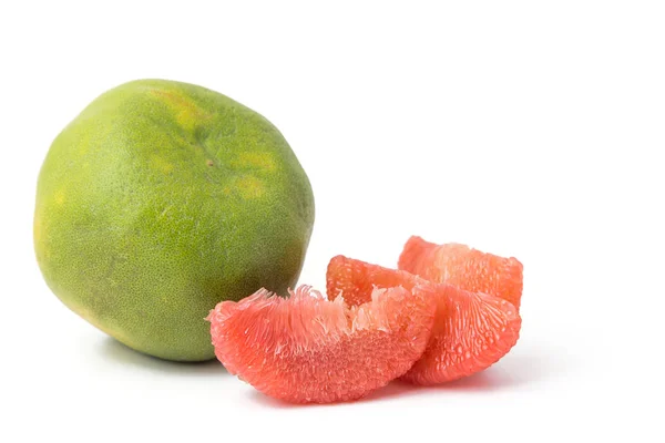 Rode Pomelo Pulp Fruit Geïsoleerd Witte Achtergrond — Stockfoto
