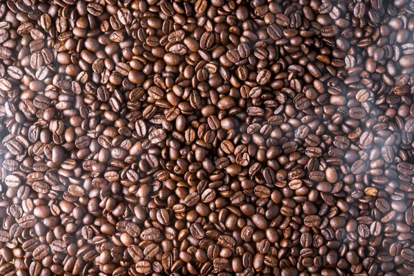 Blick Von Oben Auf Geröstete Kaffeebohnen Hintergrund Mit Rauch — Stockfoto
