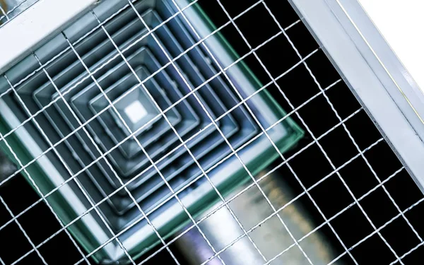 Klimaanlage Der Decke Mit Drahtgeflecht — Stockfoto