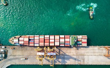 İthalat - ihracat iş sanayi Sriracha endüstriyel Port, Chonburi, Tayland konteyner gemisinin havadan görünümü.