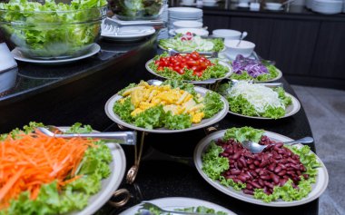 salata barı taze sebze meyve ile