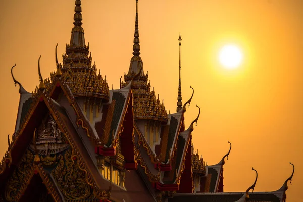 Tempio in Thailandia con tramonto — Foto Stock