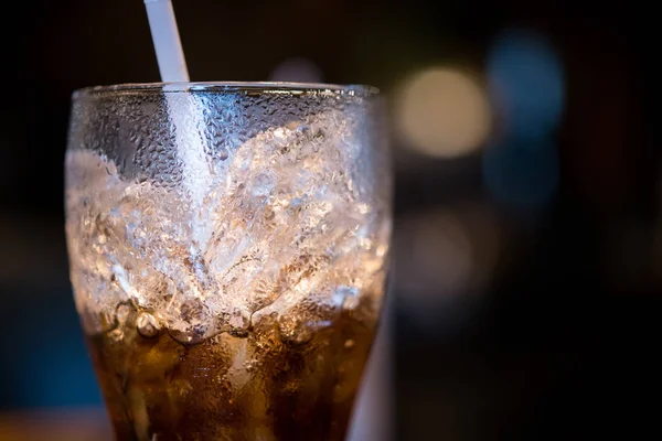 Szkło Cola z lodem i słomy — Zdjęcie stockowe